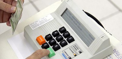 É falso que atuar como mesário suspende recebimento do auxílio-emergencial e outros benefícios sociais. Confira a checagem: