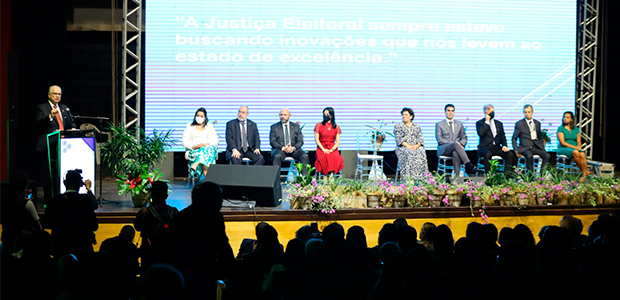Juíza Flávia da Costa Viana faz palestra no Seminário “Mulheres na