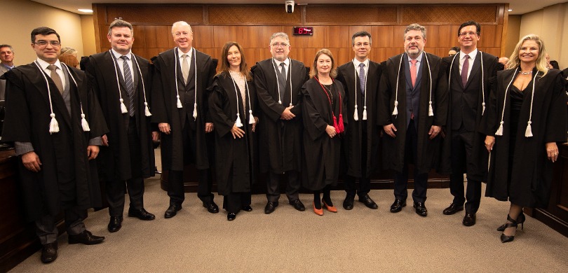 TRE-PR on X: 🤔Já assistiu a uma cerimônia solene de posse? 💁 Hoje, às  14h, toma posse a nova juíza da corte do Tribunal Regional Eleitoral do  Paraná (TREPR), Dra. Flávia da